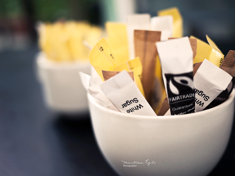 A bowl of sugar sachets.