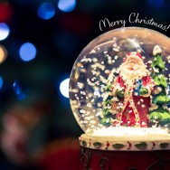 A snow ball with a figure of Santa Claus in it.
