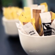 A bowl of sugar sachets.