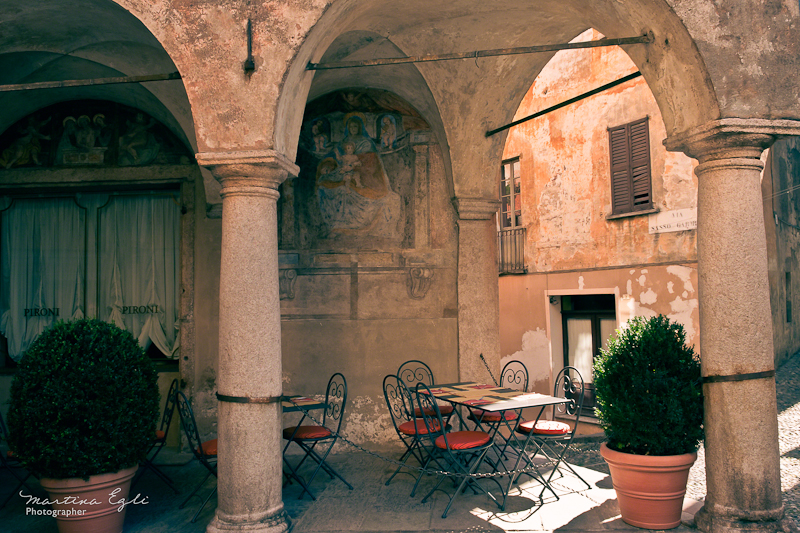 An Italian café with a mural on the wall.