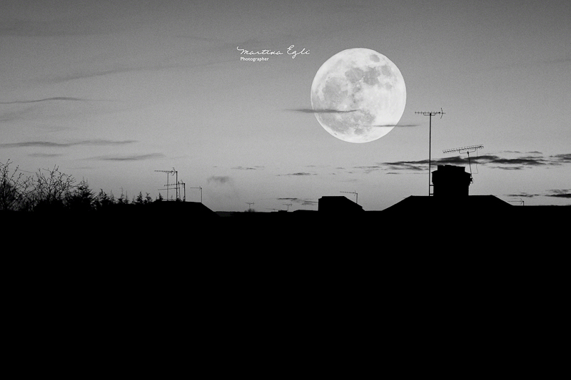 The largest moon in 20 years over a London Skyline.